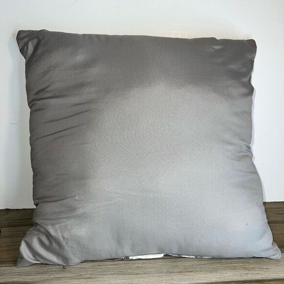 Snowy Owl Portrait Throw Pillow Set 2 Gray Silver Metallic Thread 16” X 16” - Picture 4 of 6